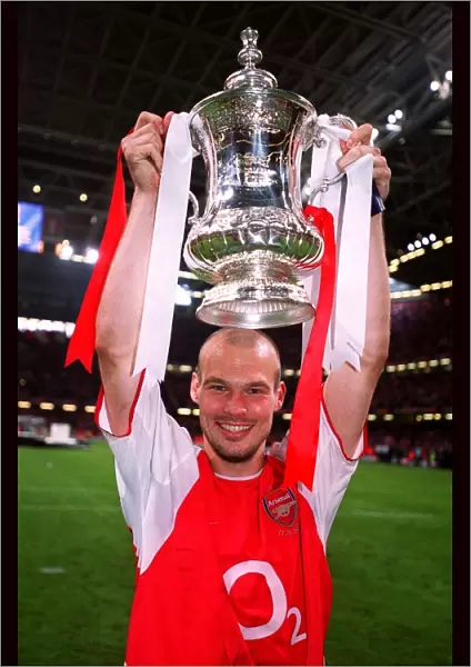 Freddie Ljungberg (Arsenal) with the FA Cup Trophy. Arsenal 1: 0 Southampton