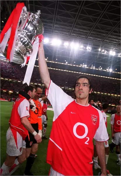 Robert Pires with the FA Cup Trophy. Arsenal 1: 0 Southampton. The F