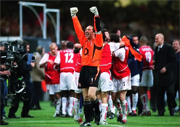 David Seaman (Arsenal) celebrates at the end of the match