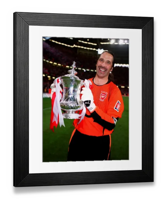 Framed Print : David Seaman Lifts the FA Cup: Arsenal's Victory over Southampton (17 / 5 / 03)