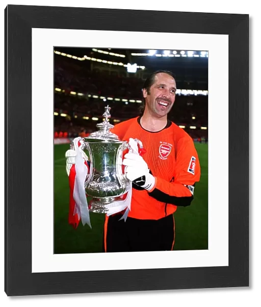 David Seaman (Arsenal) with the FA Cup Trophy. Arsenal 1: 0 Southampton. The F