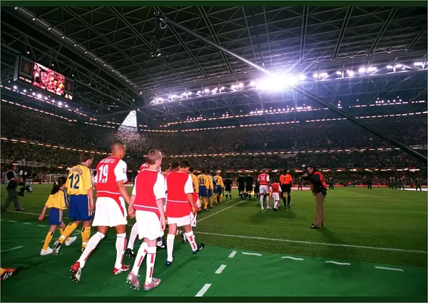 The Arsenal and Southampton teams walk out onto the pitch