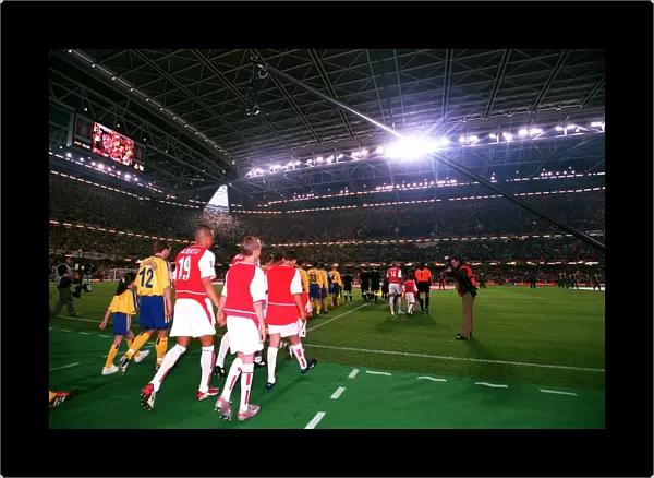 The Arsenal and Southampton teams walk out onto the pitch