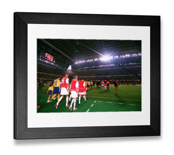 Framed Print : The Arsenal and Southampton teams walk out onto the pitch Framed Print : The Arsenal and Southampton teams walk out onto the pitch
