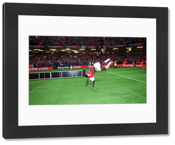 Kolo Toure does a back-flip after the match. Arsenal 1: 0 Southampton. The F