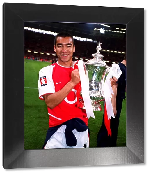 Giovanni van Bronckhorst (Arsenal) with the FA Cup Trophy