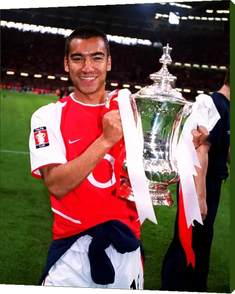 Giovanni van Bronckhorst (Arsenal) with the FA Cup Trophy