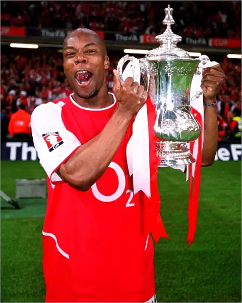Sylvain Wiltord (Arsenal) with the FA Cup Trophy. Arsenal 1: 0 Southampton