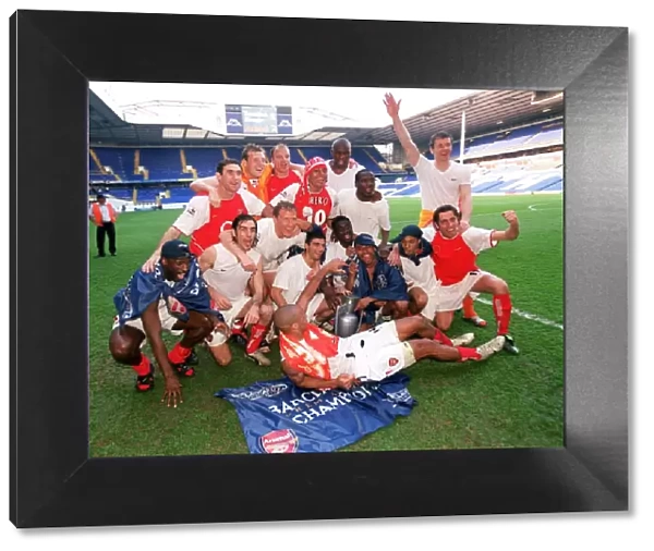 Arsenal's Victory Celebration: Tottenham Hotspur vs Arsenal, FA Premiership, 25 / 4 / 04