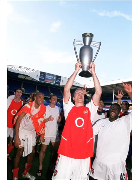 Dennis Bergkamp (Arsenal) celebrates winning the League