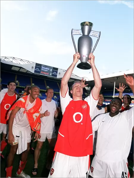 Dennis Bergkamp (Arsenal) celebrates winning the League
