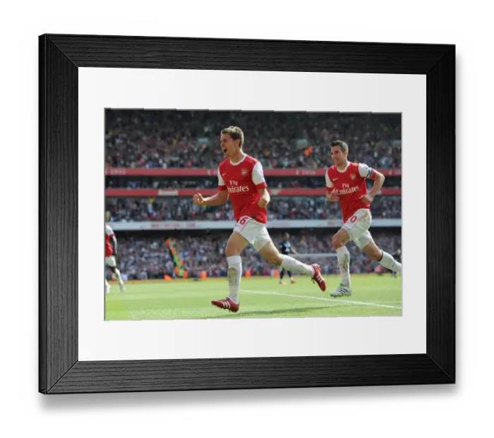 Framed Print : Ramsey and van Persie: Arsenal's Unstoppable Duo Celebrate 1:0 Win Over Manchester United