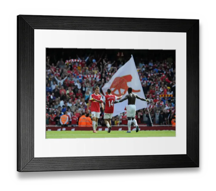 Framed Print : Aaron Ramsey, Theo Walcott and Emmanuel Eboue (Arsenal) celebrate at the end of the match