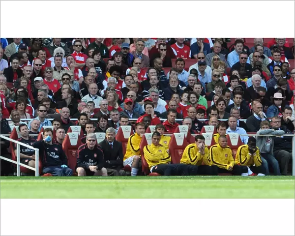 Arsene Wenger the Arsenal Manager on the bench. Arsenal 1: 0 Manchester United
