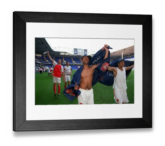 Framed Print : Ashley Cole (Arsenal) celebrates winning the league Framed Print : Ashley Cole (Arsenal) celebrates winning the league
