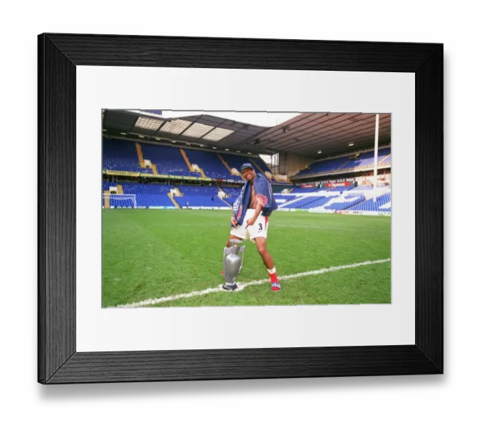 Framed Print : Ashley Cole (Arsenal) celebrates at the end of the match