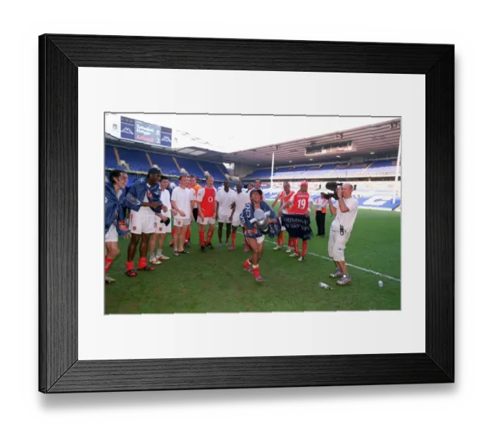 Framed Print : Ashley Cole celebrates at the end of the match. Tottenham Hotsour v Arsenal