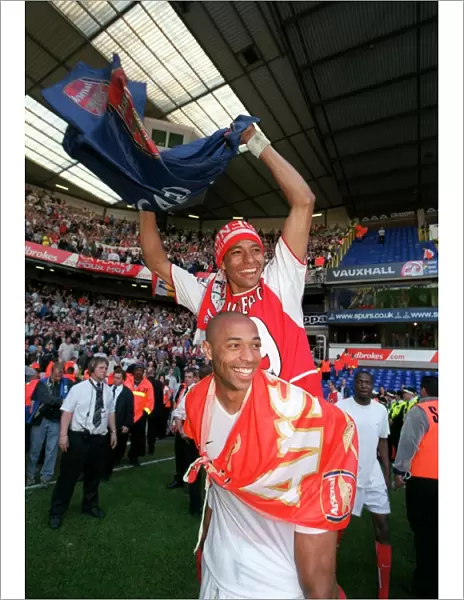 Thierry Henry and Gilberto (Arsenal) celebrates winning the league
