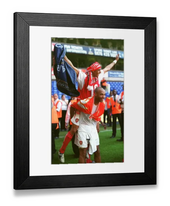 Framed Print : Gilberto and Thierry Henry (Arsenal) celebrate at the end of the match