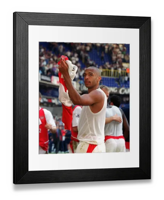 Framed Print : Thierry Henry celebrates pointing to his Badge. Tottenham Hotspur v Arsenal