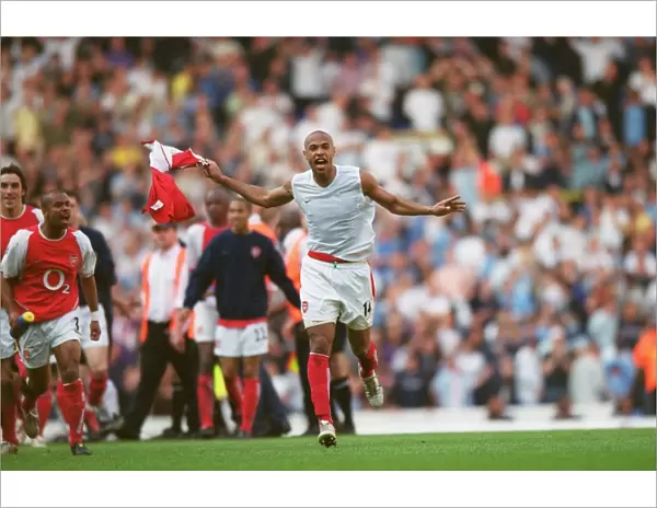 Thierry Henry (Arsenal) celebrates winning the league