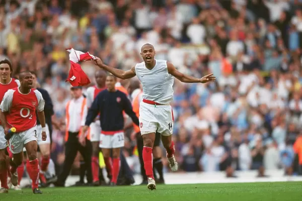 Thierry Henry (Arsenal) celebrates winning the league