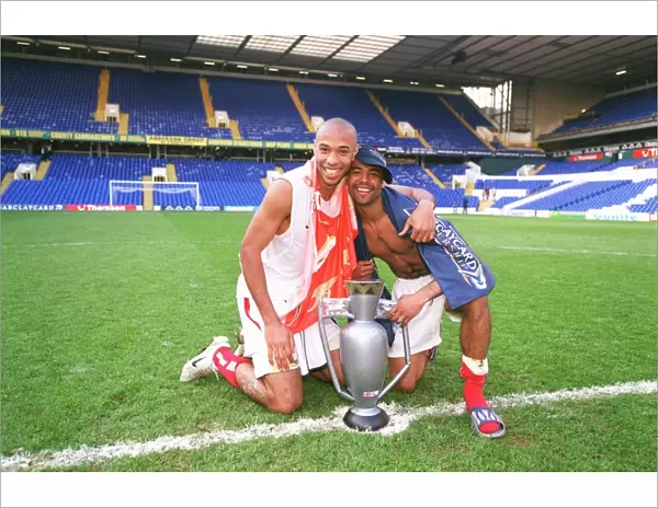 Ashley Cole and Thierry Henry (Arsenal) celebrates at the end of the match