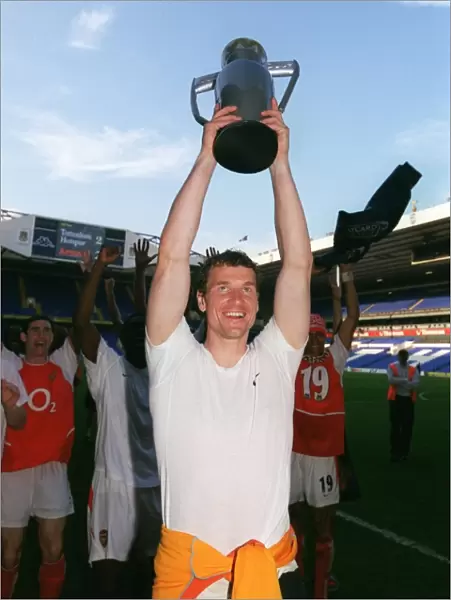 Jens Lehamann (Arsenal) celebrates winning the League