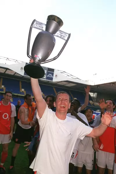 Ray Parlour (Arsenal) celebrates winning the League