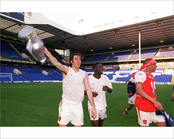Robert Pires, Kolo Toure and Gilberto (Arsenal) celebrates at the end of the match