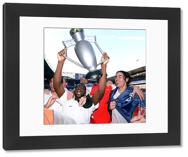 Kolo Toure and Robert Pires (Arsenal) celebrate winning the League