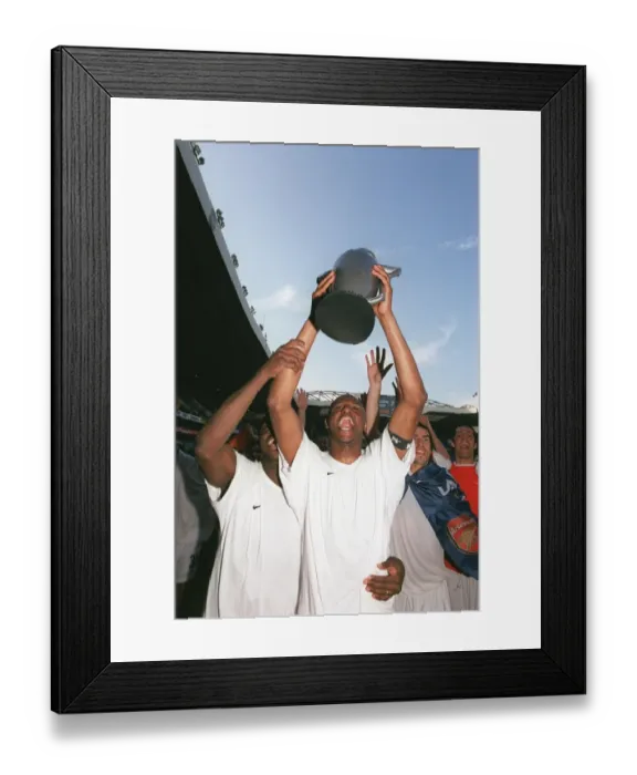 Framed Print : Patrick Vieira (Arsenal) celebrates winning the League