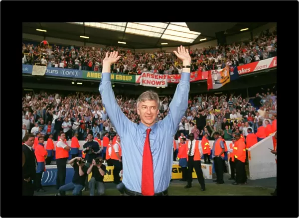 Arsene Wenger (Arsenal) celebrates winning the league