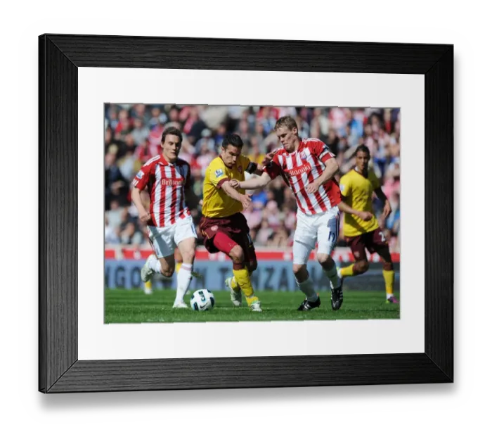 Framed Print : Robin van Persie (Arsenal) Ryan Shawcross (Stoke). Stoke City 3: 1 Arsenal