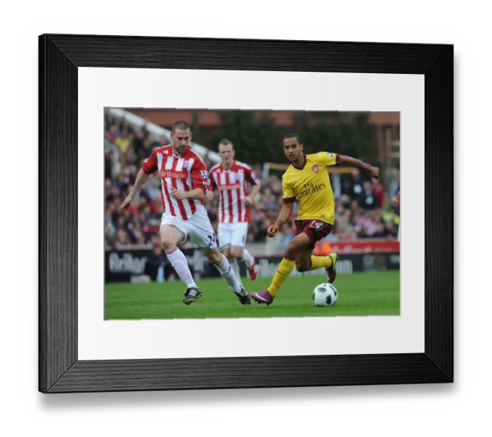 Framed Print : Theo Walcott (Arsenal) Rory Delap (Stoke). Stoke City 3: 1 Arsenal. Barclays Premier League
