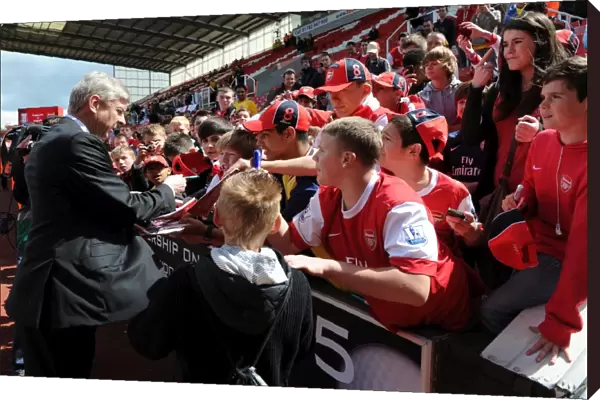 Arsenal manager Arsene Wenger signs autographs for the fans. Stoke City 3: 1 Arsenal