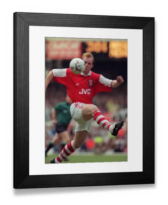 Framed Print : John Hartson in Arsenal Kit Framed Print : John Hartson in Arsenal Kit