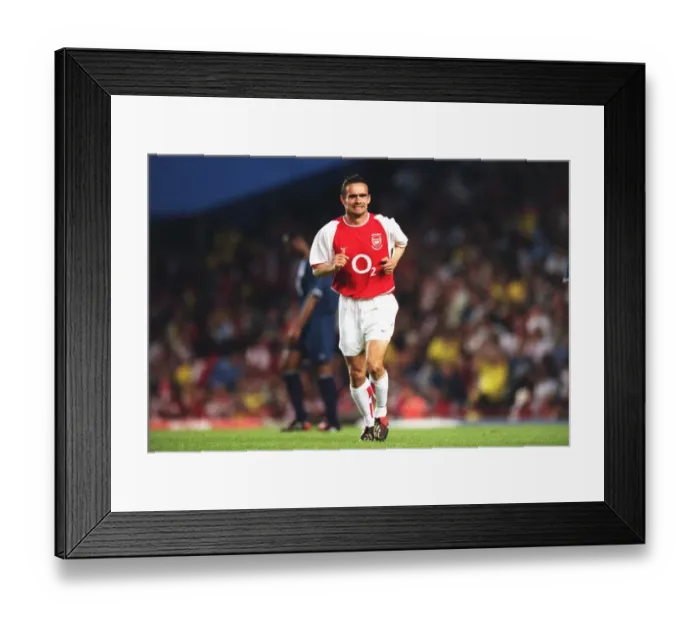 Framed Print : Arsenal XI v England XI. Martin Keowns Testimonial