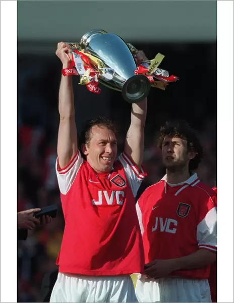 David Platt (Arsenal) lifts the Premiership Trophy. Arsenal v Everton