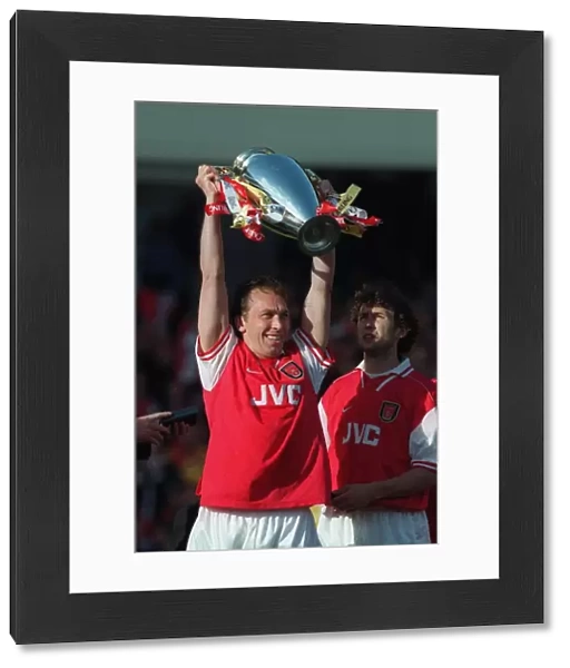 David Platt (Arsenal) lifts the Premiership Trophy. Arsenal v Everton