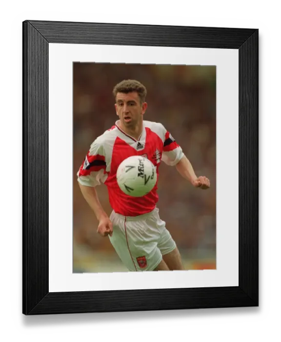 Framed Print : Nigel Winterburn at the 1993 FA Cup Final: Arsenal's Triumph over Sheffield Wednesday
