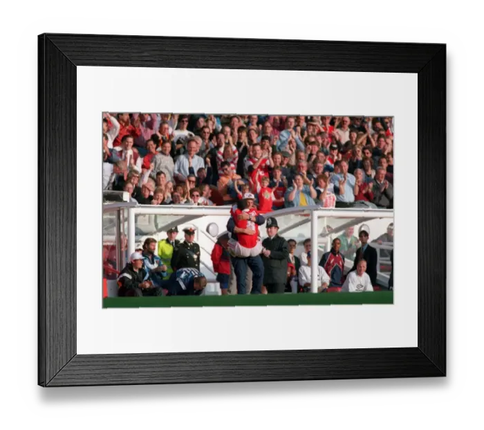 Framed Print : Ian Wright celebrates scoring for Arsenal Framed Print : Ian Wright celebrates scoring for Arsenal