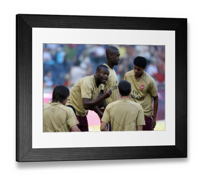 Framed Print : William Gallas (Arsenal) talks to the players before the match Framed Print : William Gallas (Arsenal) talks to the players before the match