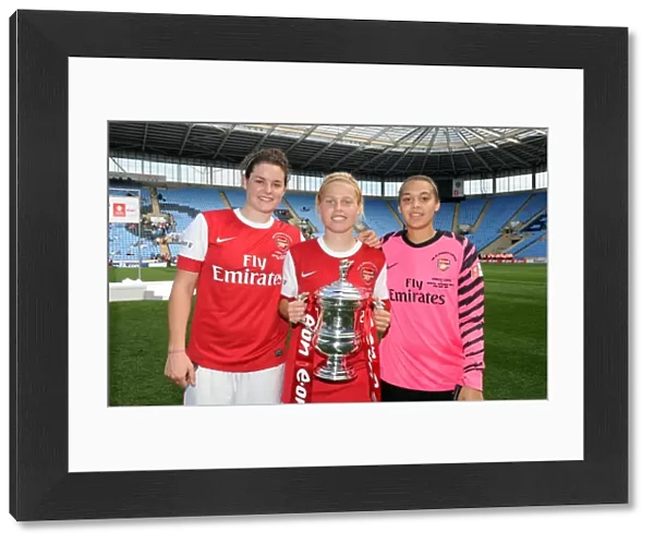 Jennifer Beattie, Gilly Flaherty and Rebecca Spencer (Arsenal) with the FA Cup Trophy