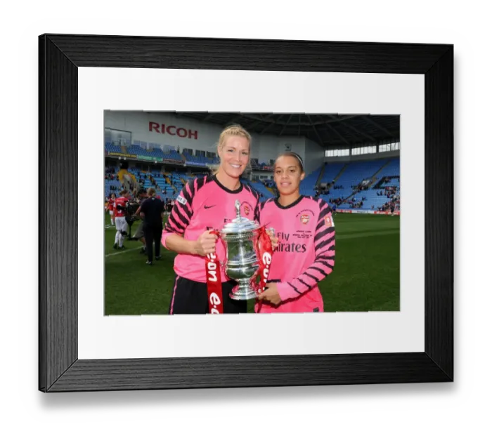 Framed Print : Emma Byrne and Rebecca Spencer (Arsenal) with the FA Cup Trophy. Arsenal Ladies 2