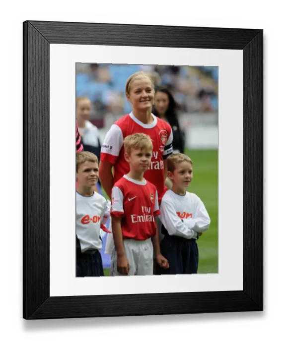 Framed Print : Katie Chapman (Arsenal) with the mascots. Arsenal Ladies 2: 0 Bristol Academy