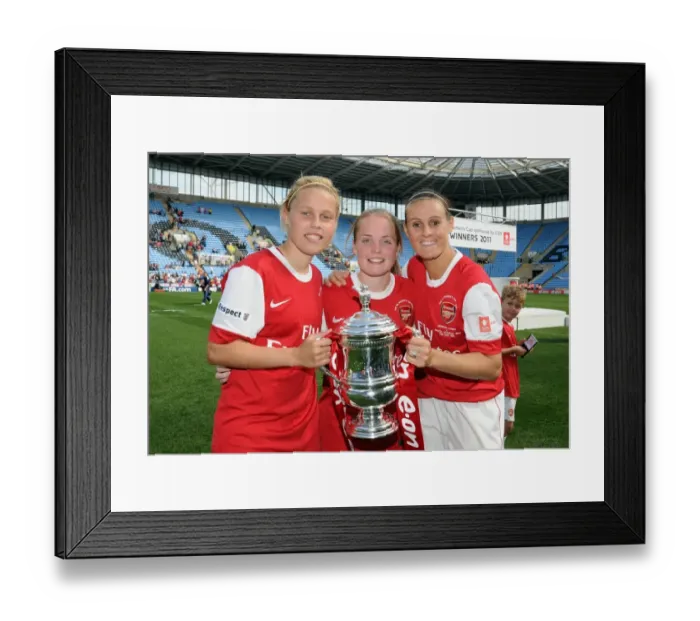 Framed Print : Gilly Flaherty, Kim Little and Julie Fleeting (Arsenal) with the FA Cup Trophy