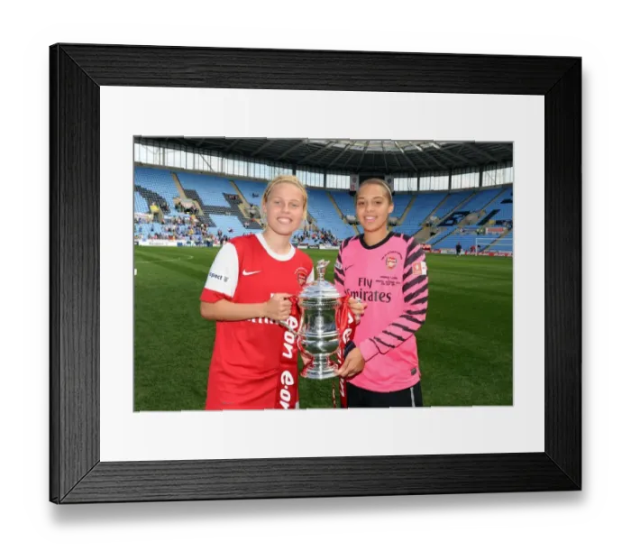 Framed Print : Gilly Flaherty and Rebecca Spencer (Arsenal) with the FA Cup Trophy. Arsenal Ladies 2