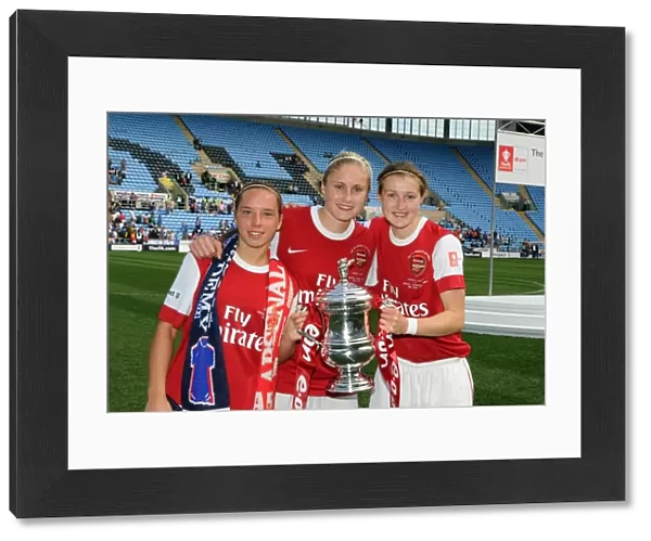 Jordan Nobbs, Steph Houghton and Ellen White (Arsenal) with the FA Cup Trophy