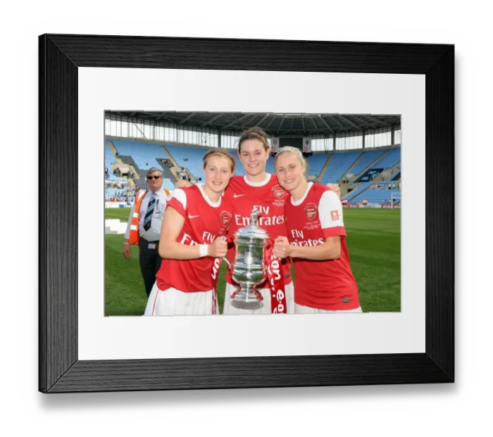 Framed Print : Ellen White, Jennifer Beattie and Steph Houghton (Arsenal) with the FA Cup Trophy